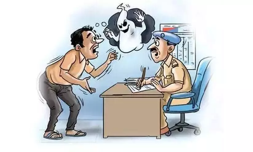 പ്രേതങ്ങൾ കൊല്ലാൻ ശ്രമിക്കുന്നെന്ന് പരാതിയുമായി യുവാവ്; സമാധാനിപ്പിക്കാൻ രണ്ട് പ്രേതങ്ങൾക്കെതിരെ കേസെടുത്ത് പൊലീസ് പ്രേതങ്ങൾ കൊല്ലാൻ ശ്രമിക്കുന്നെന്ന് പരാതിയുമായി യുവാവ്; സമാധാനിപ്പിക്കാൻ രണ്ട് പ്രേതങ്ങൾക്കെതിരെ കേസെടുത്ത് പൊലീസ്