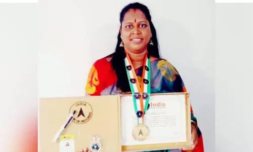 വനിത ദിനത്തിലെ ഫോട്ടോ ഷൂട്ട്: ബിനിജക്ക് ഇന്ത്യ ബുക്ക് ഓഫ് റെക്കോഡ്സ് അംഗീകാരം വനിത ദിനത്തിലെ ഫോട്ടോ ഷൂട്ട്: ബിനിജക്ക് ഇന്ത്യ ബുക്ക് ഓഫ് റെക്കോഡ്സ് അംഗീകാരം