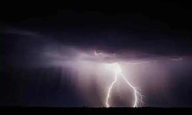 മൊബൈൽ റേഞ്ച്​ തേടി മരത്തിൽ കയറിയ 15കാരൻ ഇടി​മിന്നലേറ്റു മരിച്ചു