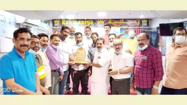 അ​ഷ്​​റ​ഫ്​ വ​ട​ക്കേ​വി​ള​യ്​​ക്ക്​ യാ​ത്ര​യ​യ​പ്പ്​ ന​ൽ​കി