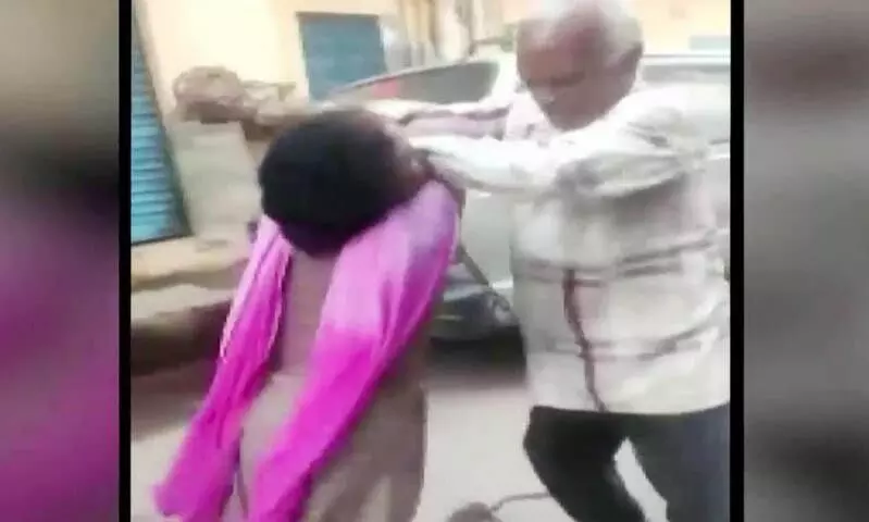 ഒരാൾക്ക്​ എങ്ങിനെ ഇത്രയും ക്രൂരനാവാൻ കഴിയുന്നു; മരുമകളെ ചങ്ങലയിൽ ബന്ധിച്ച്​ മർദിക്കുന്ന വീഡിയോക്ക്​ എതിരേ രോഷം പുകയുന്നു