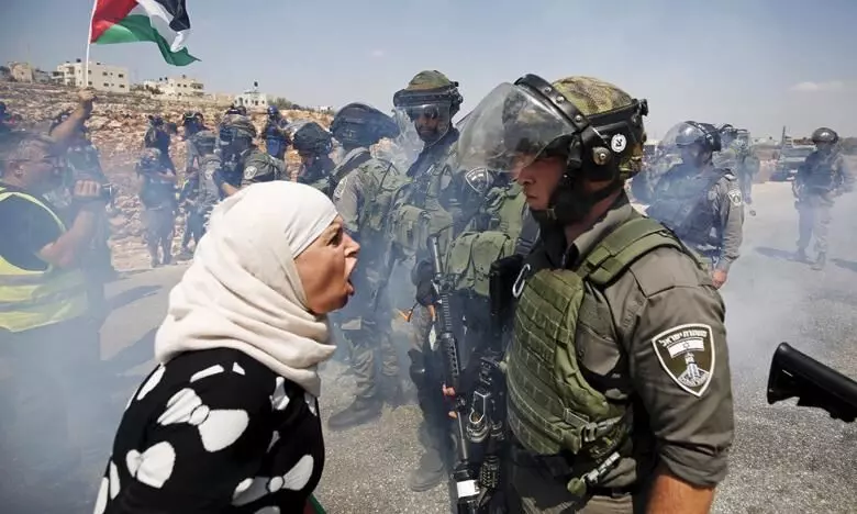 Israeli settlers return the land, the occupied palastine