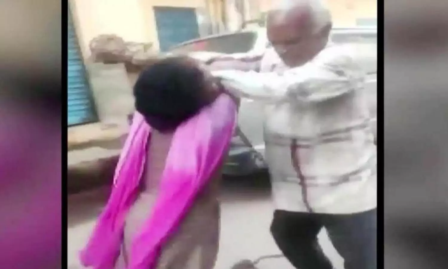 ഒരാൾക്ക്​ എങ്ങിനെ ഇത്രയും ക്രൂരനാവാൻ കഴിയുന്നു; മരുമകളെ ചങ്ങലയിൽ ബന്ധിച്ച്​ മർദിക്കുന്ന വീഡിയോക്ക്​ എതിരേ രോഷം പുകയുന്നു