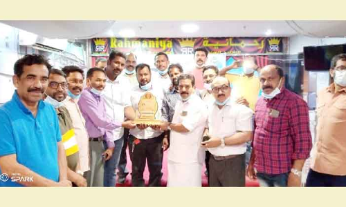 അ​ഷ്​​റ​ഫ്​ വ​ട​ക്കേ​വി​ള​യ്​​ക്ക്​ യാ​ത്ര​യ​യ​പ്പ്​ ന​ൽ​കി