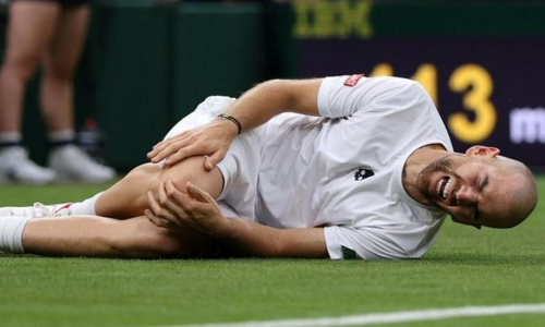 വിംബിൾഡണിൽ പരിക്കിെൻറ ദിനം; ജയത്തിനരികെ കാൽമുട്ടിളകി എതിരാളി പിൻമാറി, രക്ഷപ്പെട്ട് ഫെഡറർ വിംബിൾഡണിൽ പരിക്കിെൻറ ദിനം; ജയത്തിനരികെ കാൽമുട്ടിളകി എതിരാളി പിൻമാറി, രക്ഷപ്പെട്ട് ഫെഡറർ