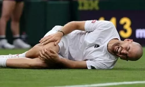 വിംബിൾഡണിൽ പരിക്കി​െൻറ ദിനം; ജയത്തിനരികെ കാൽമുട്ടിളകി എതിരാളി പിൻമാറി, രക്ഷപ്പെട്ട്​​ ഫെഡറർ