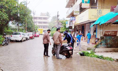 ഇരുചക്ര വാഹന യാത്രക്കാരുടെ ശ്രദ്ധക്ക്​...രാജീവ്​ഗാന്ധി റോഡിൽ തെന്നിവീണേക്കാം