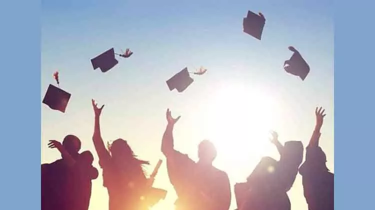 സ്കൂളുകൾ ഇന്ന് അടക്കും; ആശയക്കുഴപ്പത്തിൽ രക്ഷിതാക്കൾ: നാട്ടിൽ പോകണോ, വേണ്ടയോ? സ്കൂളുകൾ ഇന്ന് അടക്കും; ആശയക്കുഴപ്പത്തിൽ രക്ഷിതാക്കൾ: നാട്ടിൽ പോകണോ, വേണ്ടയോ?