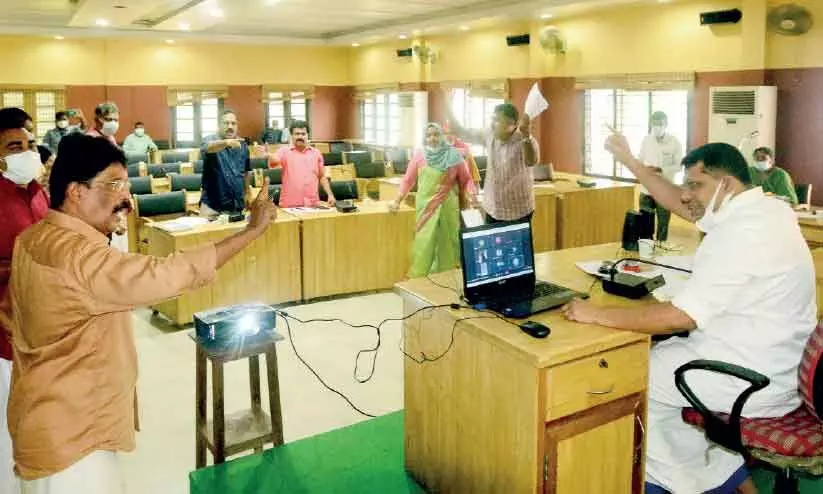 ഓഫ്​ലൈൻ വാക്​തർക്കം, വാക്കൗട്ട്