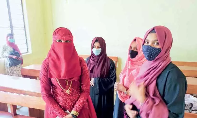 മണവാട്ടിയായി അണിെഞ്ഞാരുങ്ങി മുഫ്സിന എത്തിയത് പരീക്ഷ ഹാളിൽ മണവാട്ടിയായി അണിെഞ്ഞാരുങ്ങി മുഫ്സിന എത്തിയത് പരീക്ഷ ഹാളിൽ