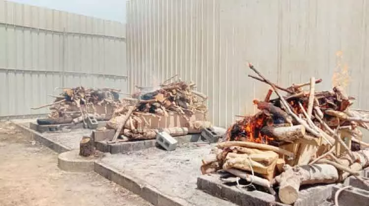 ചിതകൾ കത്തിത്തീരാതെ സുഹാറിലെ ശ്മശാനം ചിതകൾ കത്തിത്തീരാതെ സുഹാറിലെ ശ്മശാനം