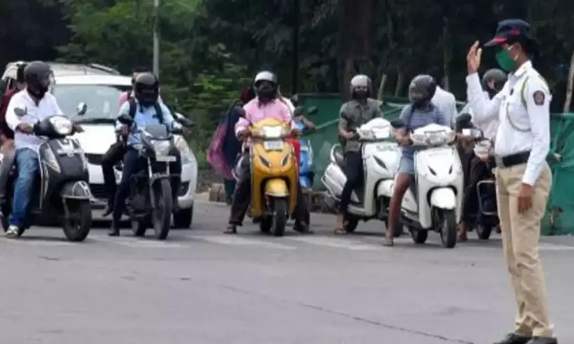 ഫുഡ് ഡെലിവറി ജീവനക്കാരനോട് 2000 രൂപ കൈക്കൂലി വാങ്ങിയ ട്രാഫിക് പൊലീസുകാരന് പിടിയില് ഫുഡ് ഡെലിവറി ജീവനക്കാരനോട് 2000 രൂപ കൈക്കൂലി വാങ്ങിയ ട്രാഫിക് പൊലീസുകാരന് പിടിയില്