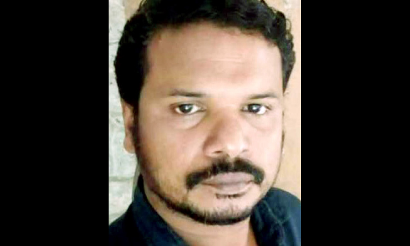 രാജവെമ്പാല കടിച്ച് മരണം; അധികൃത വീഴ്ചയെന്ന് ഹര്ഷാദിെൻറ പിതാവ് രാജവെമ്പാല കടിച്ച് മരണം; അധികൃത വീഴ്ചയെന്ന് ഹര്ഷാദിെൻറ പിതാവ്