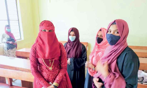 മ​ണ​വാ​ട്ടി​യാ​യി അ​ണി​െ​ഞ്ഞാ​രു​ങ്ങി മു​ഫ്സി​ന എ​ത്തി​യ​ത് പ​രീ​ക്ഷ ഹാ​ളി​ൽ