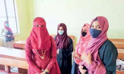 മ​ണ​വാ​ട്ടി​യാ​യി അ​ണി​െ​ഞ്ഞാ​രു​ങ്ങി മു​ഫ്സി​ന എ​ത്തി​യ​ത് പ​രീ​ക്ഷ ഹാ​ളി​ൽ