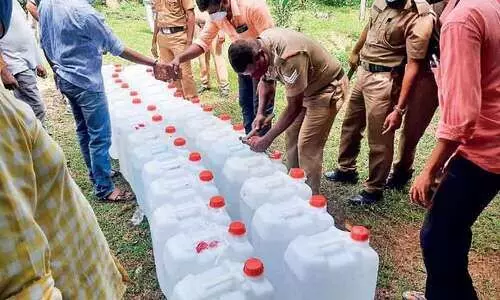 ക​ള്ളി​ൽ മ​റി​മാ​യം, കൈ​നി​റ​യെ പ​ണം