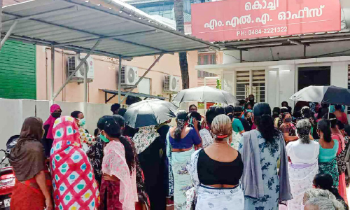 എം.എല്‍.എ ഓഫിസിനുമുന്നിലെ തിരക്ക് ചിത്രീകരിച്ചതിന്​ ഫോട്ടോഗ്രാഫര്‍ക്ക്​ നേരെ കൈയേറ്റം