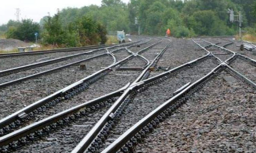 ട്രാക്കിൽ വെച്ച മരത്തടിയിലൂടെ ട്രെയിൻ കടന്നുപോയി