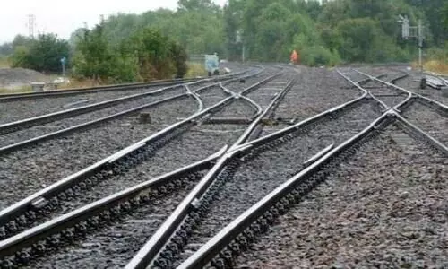 ട്രാക്കിൽ വെച്ച മരത്തടിയിലൂടെ ട്രെയിൻ കടന്നുപോയി