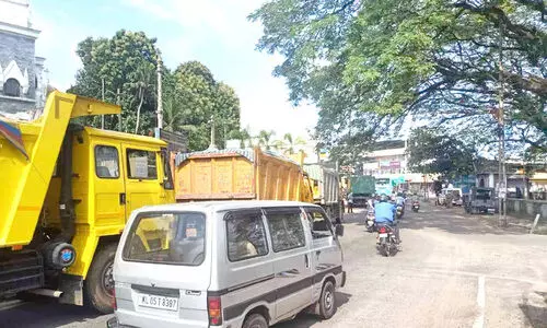 മണിക്കൂറോളം ഗതാഗതക്കുരുക്ക്​ സൃഷ്​ടിച്ച്​ അടൂരിൽ പൊലീസ് പരിശോധന