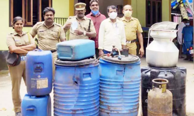 വീട്ടിൽ വാറ്റുകേന്ദ്രം: വയോധികക്കും മകനുമെതിരെ കേസ് വീട്ടിൽ വാറ്റുകേന്ദ്രം: വയോധികക്കും മകനുമെതിരെ കേസ്