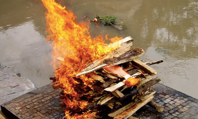 അനിശ്ചിതത്വത്തിനൊടുവിൽ വീട്ടമ്മയുടെ മൃതദേഹം സംസ്കരിച്ചു