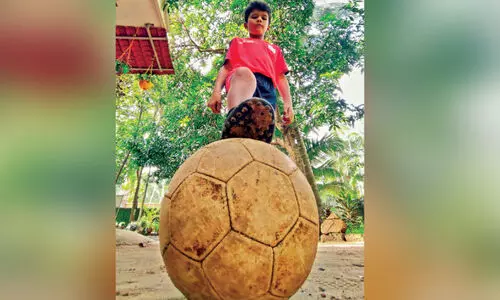 കാൽപന്തുകൊണ്ട് മനംകവർന്ന് 10​ വയസ്സുകാരൻ