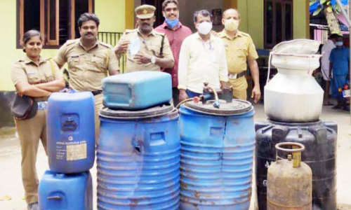 വീ​ട്ടി​ൽ വാ​റ്റുകേന്ദ്രം: വ​യോ​ധി​ക​ക്കും മ​ക​നു​മെ​തി​രെ കേ​സ്