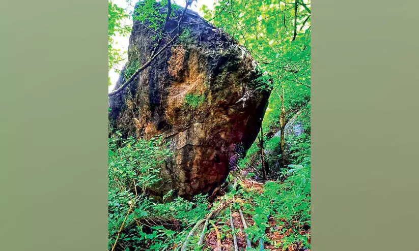 ഭീ​ഷ​ണി​യാ​യി കൂ​റ്റ​ൻ പാ​റ​ക്ക​ല്ല്അന്തി​യു​റ​ങ്ങാ​നാവാതെ   ആ​ദി​വാ​സിക​ൾ