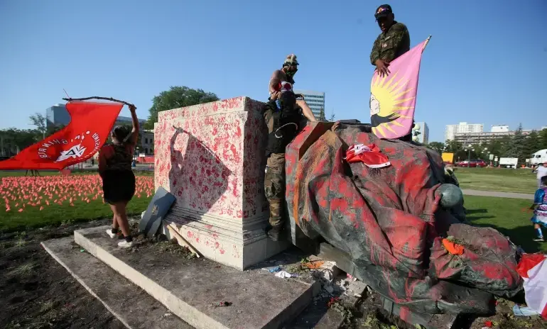 കൂട്ടക്കുഴിമാടങ്ങളെ ചൊല്ലി രോഷം അണെപാട്ടി കാനഡ; വിക്ടോറിയ, എലിസബത്ത് രാജ്ഞിമാരുടെ പ്രതിമകൾ തകർത്തു കൂട്ടക്കുഴിമാടങ്ങളെ ചൊല്ലി രോഷം അണെപാട്ടി കാനഡ; വിക്ടോറിയ, എലിസബത്ത് രാജ്ഞിമാരുടെ പ്രതിമകൾ തകർത്തു