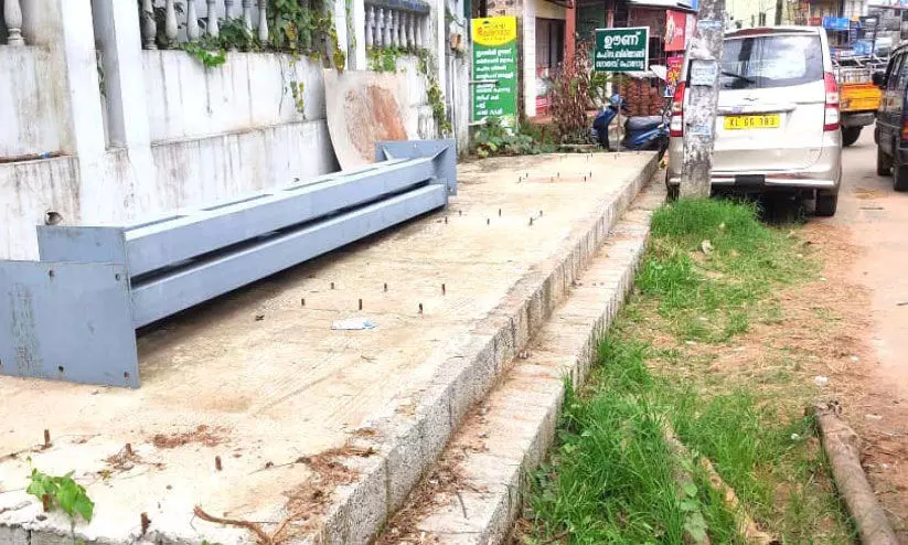 പാതിവഴിയിൽ ബ്രേക്കിട്ട്​ ഉടുമ്പന്‍ചോലയിലെ ബസ് കാത്തിരിപ്പ് കേന്ദ്രങ്ങൾ