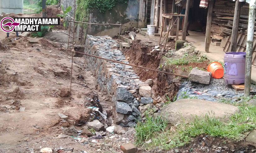 പാലത്തിനായി വേർതിരിച്ച ഭൂമി കൈയേറിയത് പൊതുമരാമത്ത് വകുപ്പ് തടഞ്ഞു പാലത്തിനായി വേർതിരിച്ച ഭൂമി കൈയേറിയത് പൊതുമരാമത്ത് വകുപ്പ് തടഞ്ഞു