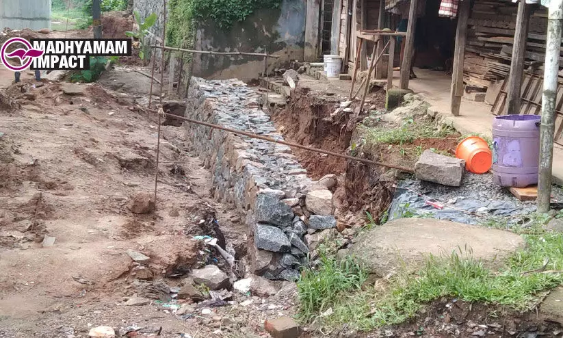 പാലത്തിനായി വേർതിരിച്ച ഭൂമി കൈയേറിയത് പൊതുമരാമത്ത് വകുപ്പ് തടഞ്ഞു