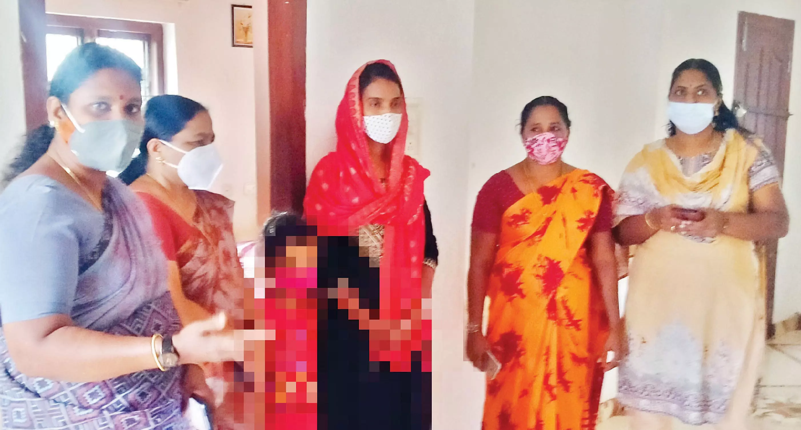 നഷ്ടപരിഹാരം നൽകിയില്ലെന്ന് പരാതി; യുവതിയും കുഞ്ഞും ഭർതൃ വീട്ടിൽ താമസം തുടങ്ങി നഷ്ടപരിഹാരം നൽകിയില്ലെന്ന് പരാതി; യുവതിയും കുഞ്ഞും ഭർതൃ വീട്ടിൽ താമസം തുടങ്ങി