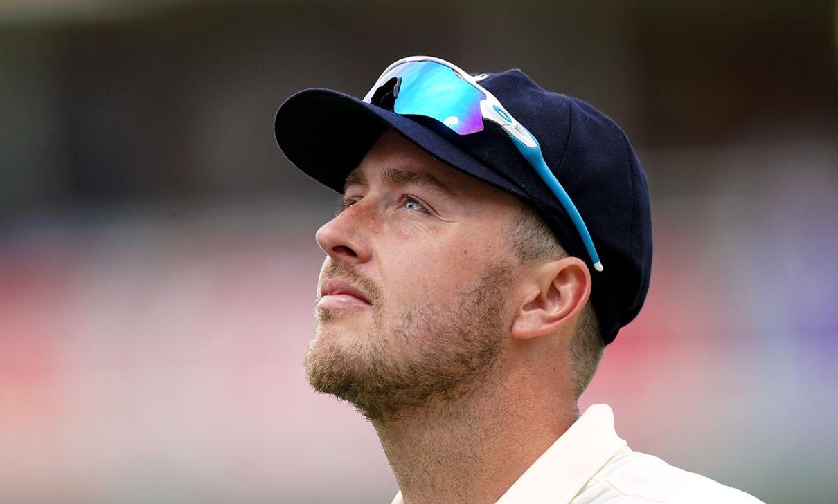 കുട്ടിക്കാലത്തെ വംശീയ, ഇസ്ലാംഭീതി ട്വീറ്റുകൾ; പിഴയൊടുക്കി മാപ്പു പറഞ്ഞ് ഒലി റോബിൻസൺ തിരിച്ചുവരുന്നു കുട്ടിക്കാലത്തെ വംശീയ, ഇസ്ലാംഭീതി ട്വീറ്റുകൾ; പിഴയൊടുക്കി മാപ്പു പറഞ്ഞ് ഒലി റോബിൻസൺ തിരിച്ചുവരുന്നു