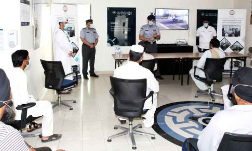 ട്രക്ക്​ ഡ്രൈവർമാർക്ക്​ വേനൽക്കാല ബോധവത്​കരണവുമായി പൊലീസ്