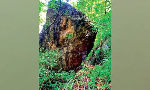 ഭീ​ഷ​ണി​യാ​യി കൂ​റ്റ​ൻ പാ​റ​ക്ക​ല്ല്അന്തി​യു​റ​ങ്ങാ​നാവാതെ   ആ​ദി​വാ​സിക​ൾ