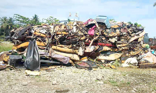 പൊളിച്ച ഫ്ലാറ്റി​െൻറ സ്ഥലത്ത് മാലിന്യം തള്ളി