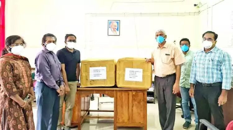 അർച്ചനയുടെ ഓർമക്കായി കുടുംബം മെഡിക്കൽ കോളജിന് മാസ്കുകൾ നൽകി അർച്ചനയുടെ ഓർമക്കായി കുടുംബം മെഡിക്കൽ കോളജിന് മാസ്കുകൾ നൽകി