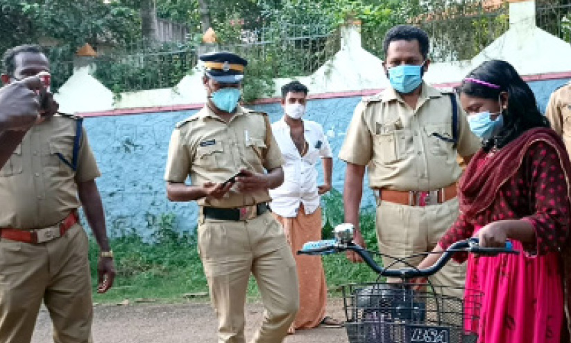 ചിരിയിലേക്ക് വിളിച്ചു, ആദിത്യക്ക് പുഞ്ചിരി പകർന്ന് പൊലീസ് ചിരിയിലേക്ക് വിളിച്ചു, ആദിത്യക്ക് പുഞ്ചിരി പകർന്ന് പൊലീസ്