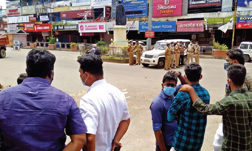 സ​ല്യൂ​ട്ട് വി​വാ​ദം: മേ​യ​റെ സി.​പി.​എം വി​ളി​ച്ചു​വ​രു​ത്തും