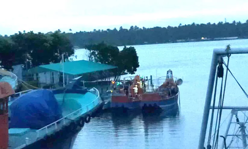 illegal fishing of tamilnadu boats