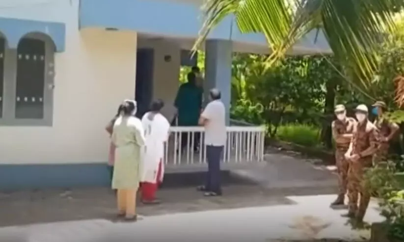 കണ്ണൂരില് ഒമ്പത് വയസ്സുകാരിയെ മാതാവ് കഴുത്തുഞെരിച്ച് കൊന്നു കണ്ണൂരില് ഒമ്പത് വയസ്സുകാരിയെ മാതാവ് കഴുത്തുഞെരിച്ച് കൊന്നു