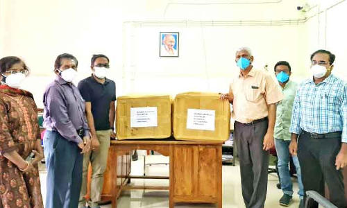 അ​ർ​ച്ച​ന​യു​ടെ ഓ​ർ​മ​ക്കാ​യി കു​ടും​ബം മെ​ഡി​ക്ക​ൽ കോ​ള​ജി​ന്​ ​ മാ​സ്​​കു​ക​ൾ ന​ൽ​കി