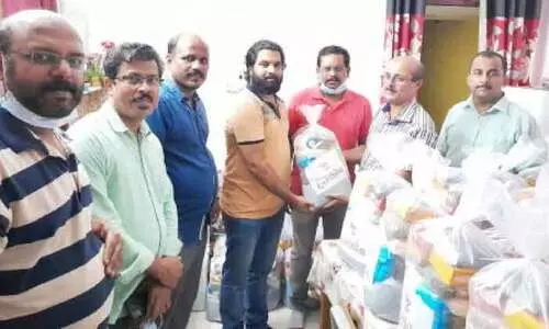 ബ​ഹ്​​റൈ​ൻ പ്ര​തി​ഭ ഭ​ക്ഷ​ണ​ക്കി​റ്റു​ക​ൾ വി​ത​ര​ണം ചെ​യ്​​തു