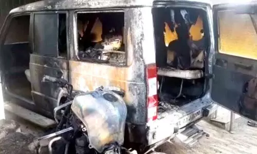 എ​സ്.​​െഎ​യു​ടെ കാ​റും ബൈ​ക്കും  പെട്രോ​ളൊ​ഴി​ച്ച് ക​ത്തി​ച്ചു