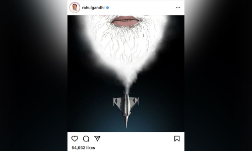 കള്ളത്താടിയിൽ റ​ഫാ​ൽ വിമാനം തൂക്കി രാഹുൽ ഗാന്ധി