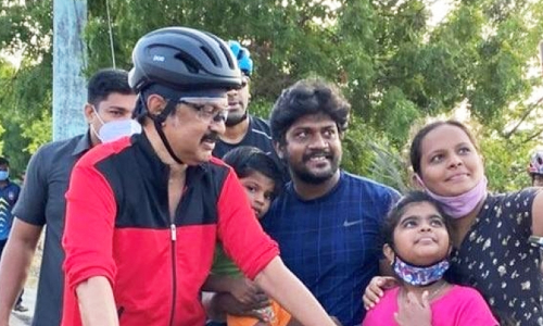 ടീഷർട്ടും ഹെൽമറ്റും ധരിച്ച്​ സ്​റ്റാലി​ൻ സൈക്കിളോടിച്ചത്​ 20 കിലോമീറ്റർ; കൗതുകത്തോടെ ജനം