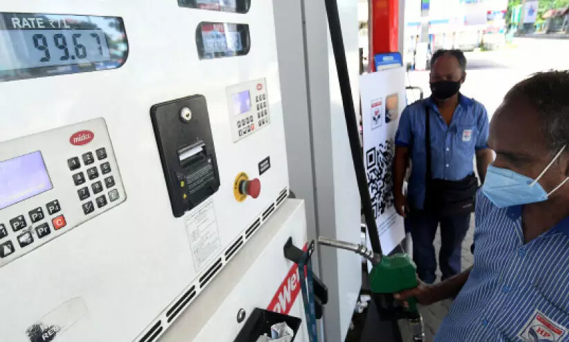 പെട്രോൾ വില: വാഹനയാത്രികരുടെയടക്കം നെഞ്ചിടിപ്പ് കൂടുന്നു പെട്രോൾ വില: വാഹനയാത്രികരുടെയടക്കം നെഞ്ചിടിപ്പ് കൂടുന്നു