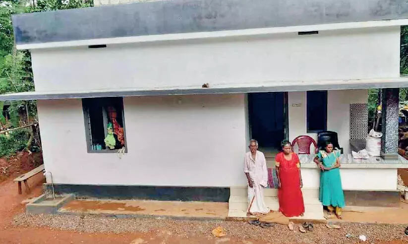 ആരോഗ്യ പ്രവര്‍വര്‍ത്തകര്‍ മുന്നിട്ടിറങ്ങി: വേ​ലാ​യു​ധ​നും കു​ടും​ബ​ത്തി​നും   ഒ​രു​ങ്ങി, കാ​രു​ണ്യ ഭ​വ​നം